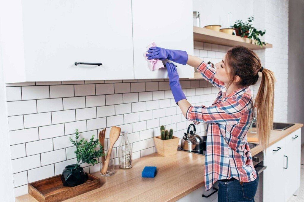 Hướng dẫn cách khử mùi hôi tủ bếp đơn giản nhất
