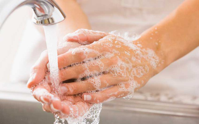 Rửa tay thường xuyên để đảm bảo an toàn