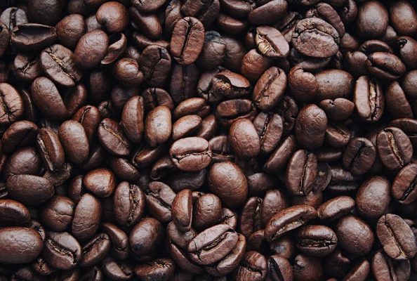 Sử dụng bã cà phê cũng giúp phòng bạn giảm bớt mùi