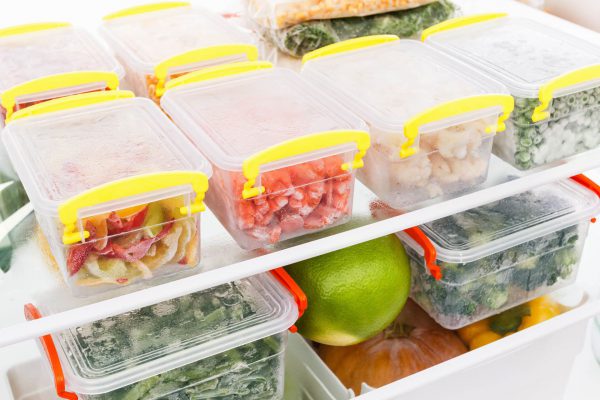 Sử dụng hộp nhựa để bảo quả đồ ăn cũng là biện pháp hiệu quả 