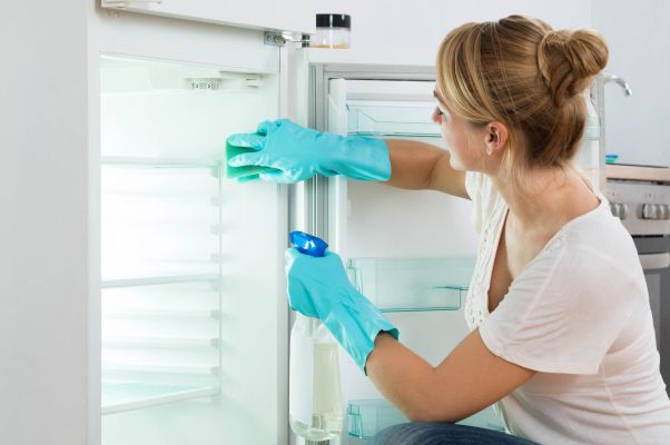 Vệ sinh tủ lạnh thường xuyên để đảm bảo tủ lạnh luôn sạch sẽ