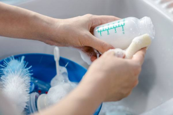 vệ sinh bình sữa không đúng cách sẽ khiến cho vi khuẩn gây hại vẫn còn tồn đọng 